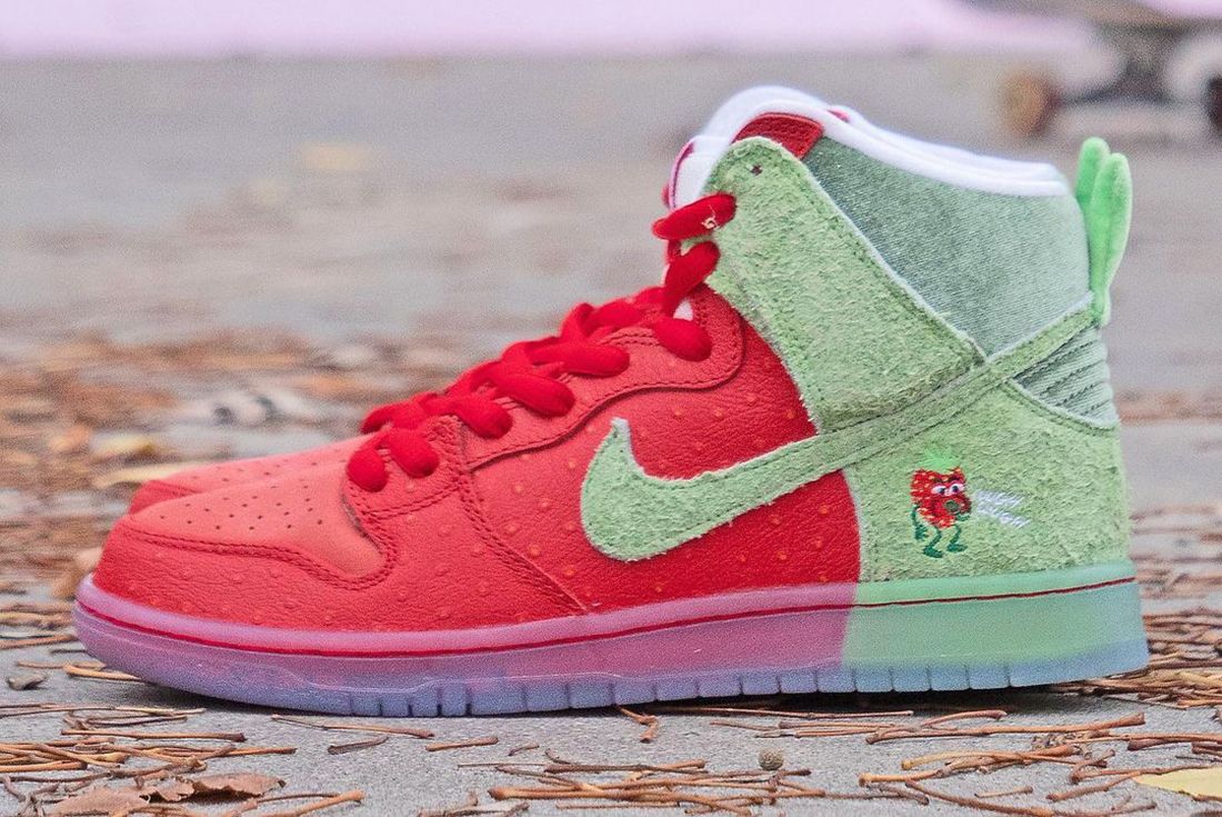 Nike SB Dunk High Strawberry Cough